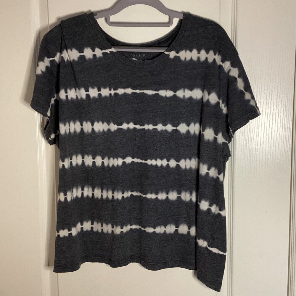 Torrid Women's White Gray Tie Dye Striped T-Shirt Top Over Sized Relaxed Fit